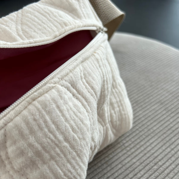 Bæltetaske/crossbody i råhvid quilt med lys rem.