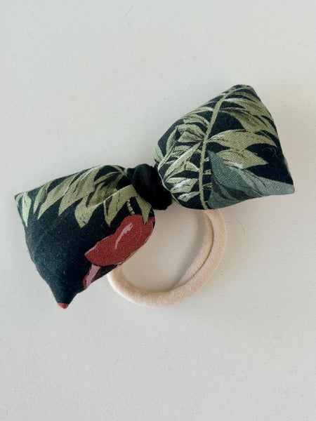 Fluffy printet sløjfe med nude elastik.