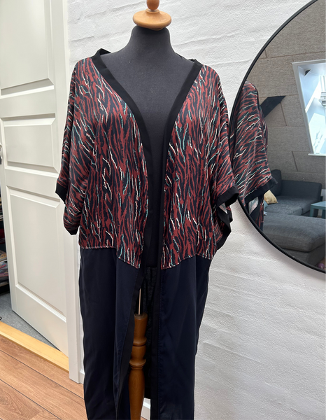 Kimono i digital printet stof og med mørkeblå viscose str.m/l