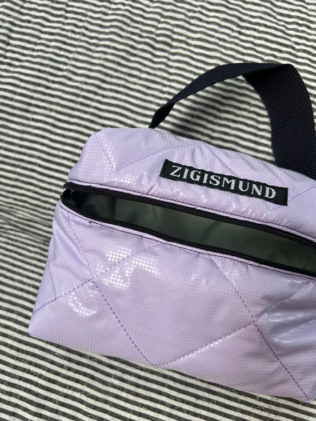 Toilet/makeuptaske i lyselilla med shine.