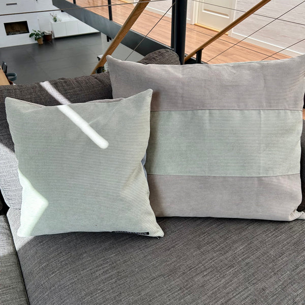 Pudebetræk i lys salvie, mørk kit og pastel blå. Lys salvie på bagsiden.