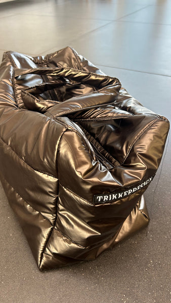 Shopper i brunt skinnende stof.