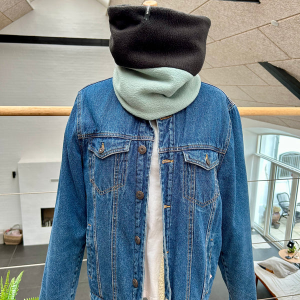 Halsedisse i sort, blå og råhvid teddybear med sort fleece