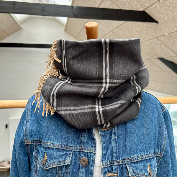 Unika halsedisse med tern og nude frynser.