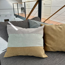 Indlæs billede til gallerivisning Pudebetræk i lys salvie, mørk kit og Dusty olive (aflang), og med Dusty olive på bagsiden.
