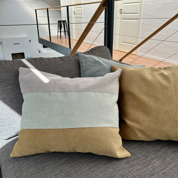 Pudebetræk i lys salvie, mørk kit og Dusty olive (aflang), og med Dusty olive på bagsiden.