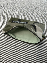 Indlæs billede til gallerivisning Keyhanger taske i army med army lynlås.
