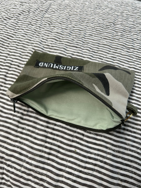 Keyhanger taske i army med army lynlås.