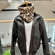 Indlæs billede til gallerivisning Halsedisse i Leo teddybear og sort fleece
