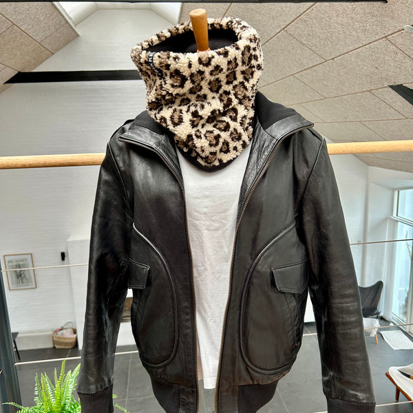 Halsedisse i Leo teddybear og sort fleece