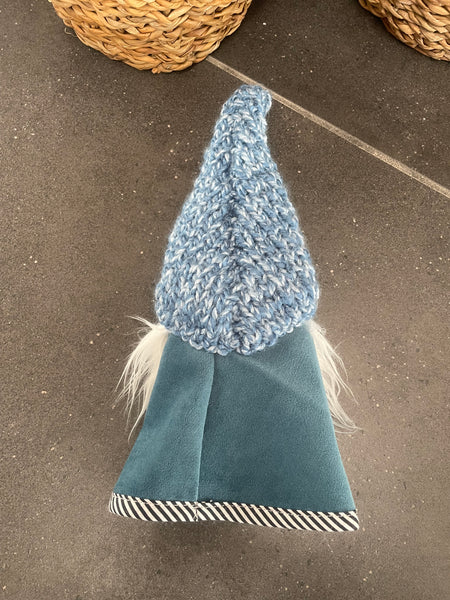 ❤️Håndlavet “Gnom” i blå velour og med hjemmestrikket hue.
