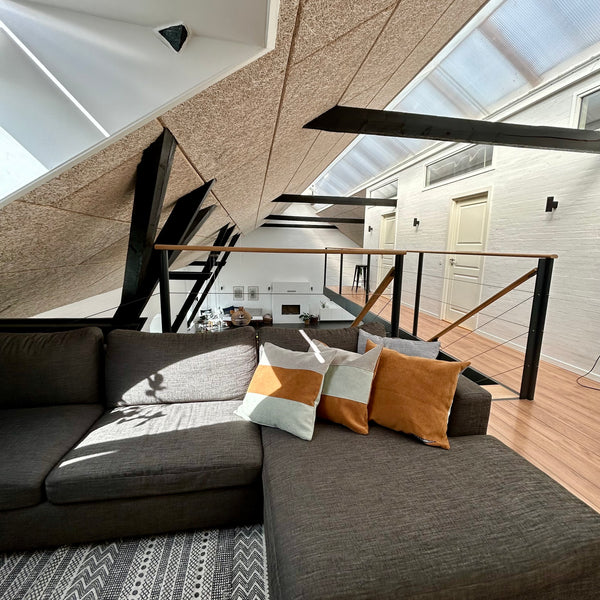 Pudebetræk i gylden brun, lys salvie og mørk kit. Mørk kit på bagsiden.