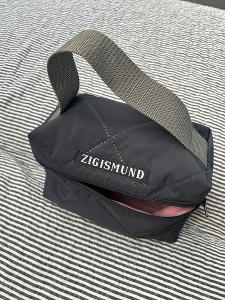 Toilet/makeuptaske i farven charcoal.