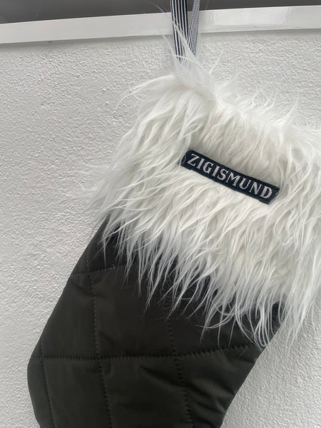 Stor julesok i army quilt med fake fur.