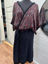 Indlæs billede til gallerivisning Kimono i digital printet stof og med mørkeblå viscose str.m/l
