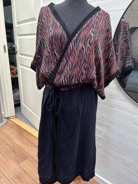 Kimono i digital printet stof og med mørkeblå viscose str.m/l