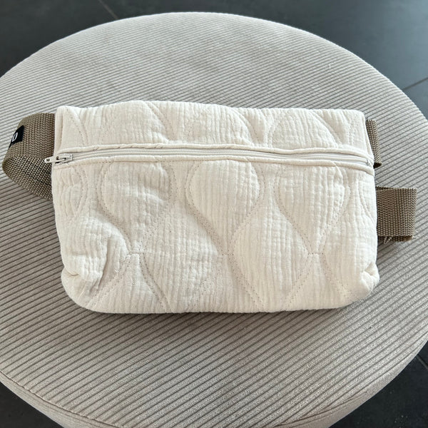 Bæltetaske/crossbody i råhvid quilt med lys rem.