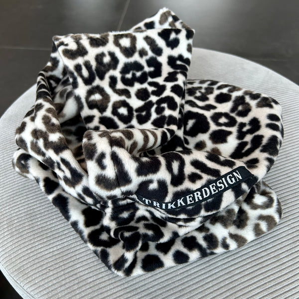 Balaclava i leopard mønstret fleece.