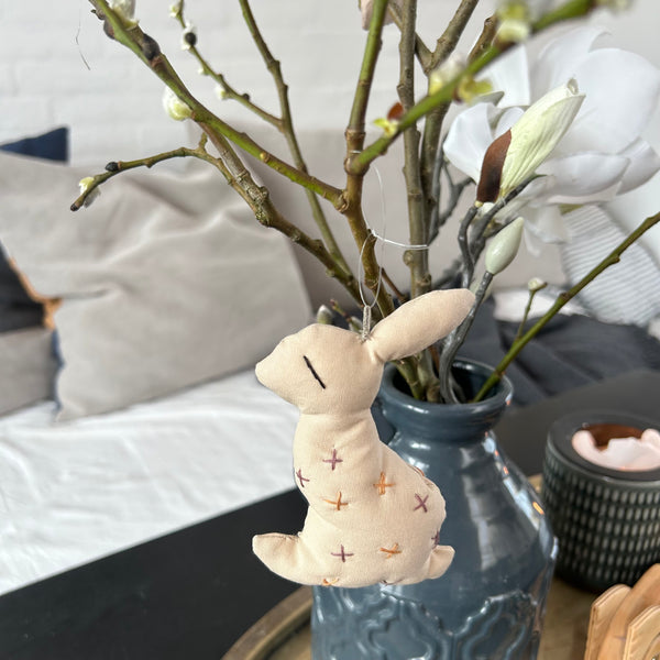 Påskehare med broderede detaljer.