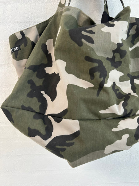 Stor shopper i army look med blåt foer og inderlomme.