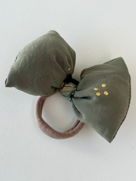 Fluffy sløjfe i støvet grøn.