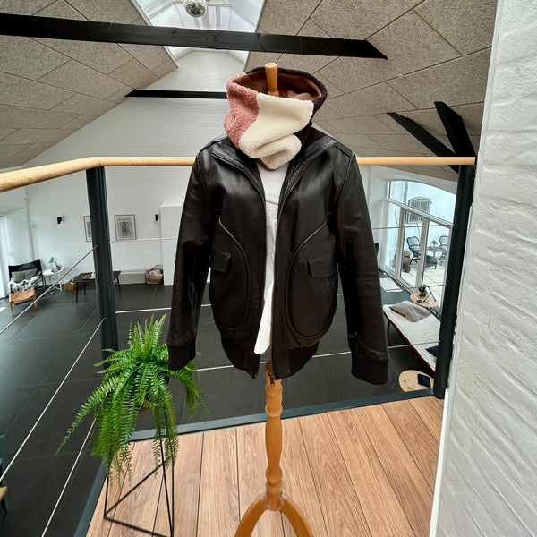 Halsedisse i rosa, sort og råhvid teddybear