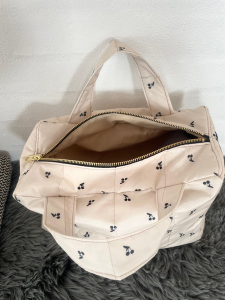 Makeup/toilettaske i smuk quilt med kirsebær