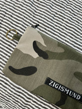 Indlæs billede til gallerivisning Keyhanger taske i army med army lynlås.
