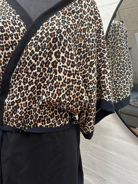 Kimono med dyreprint, blå og sort. Str.m/l