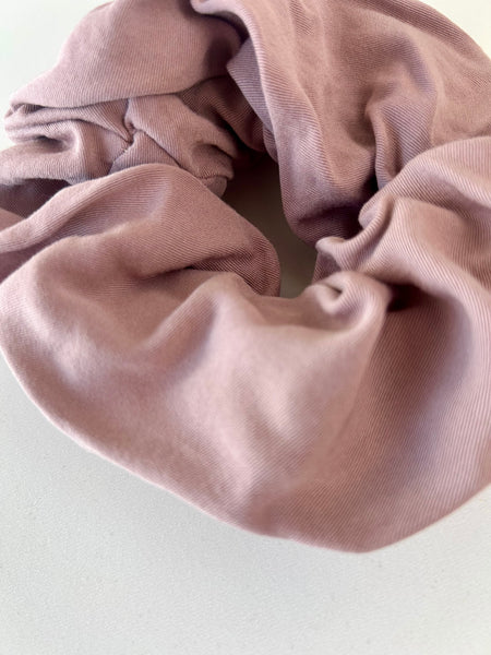 Stor scrunchie i blødt rosa stof.