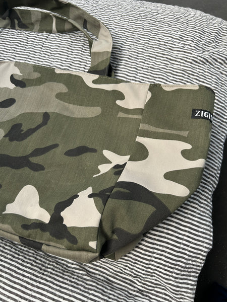 Stor shopper i army look med blåt foer og inderlomme.