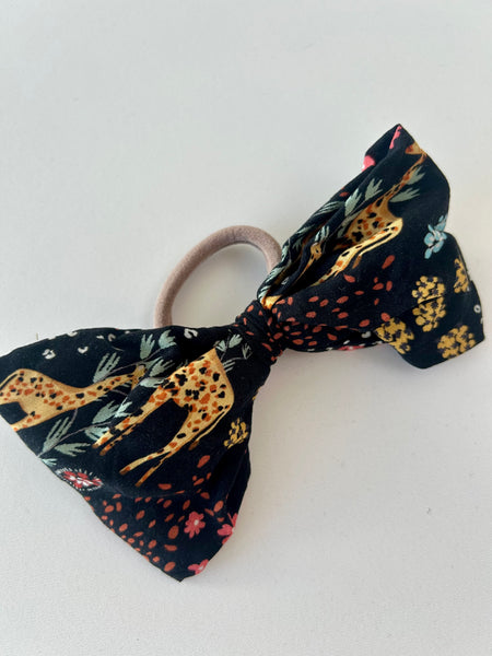 Sløjfe i stof med billeder af giraffer.