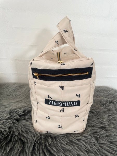 Makeup/toilettaske i smuk quilt med kirsebær