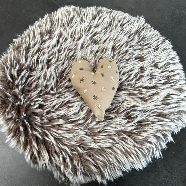 Julehjerte i beige med skønt broderi.