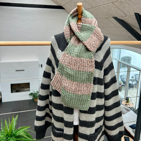 Håndstrikket jumbo tørklæde i grønlig og beige.