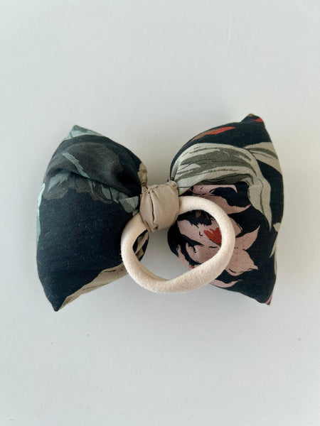 Skøn og fluffy blomstret sløjfe i sort og brunlige farver.