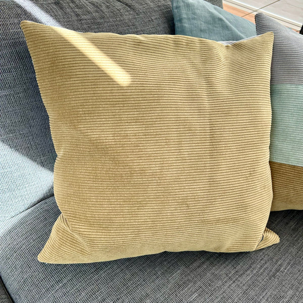 Pudebetræk i støvet oliven, mørk kit og lys salvie. Med Dusty olive som bagside.