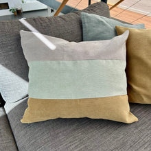 Indlæs billede til gallerivisning Pudebetræk i lys salvie, mørk kit og Dusty olive (aflang), og med Dusty olive på bagsiden.
