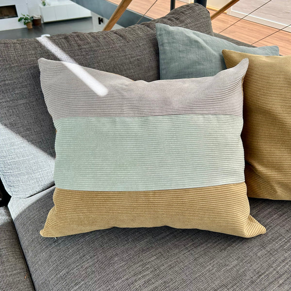 Pudebetræk i lys salvie, mørk kit og Dusty olive (aflang), og med Dusty olive på bagsiden.