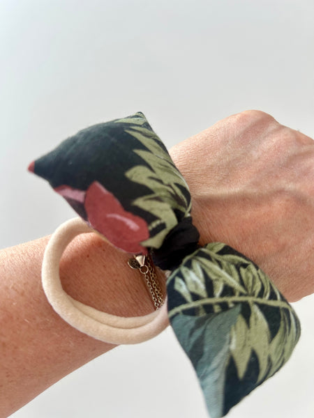 Fluffy printet sløjfe med nude elastik.