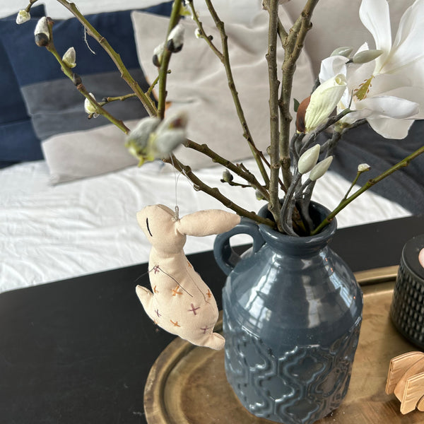 Påskehare med broderede detaljer.