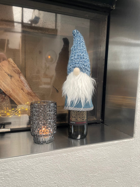 ❤️Håndlavet “Gnom” i blå velour og med hjemmestrikket hue.