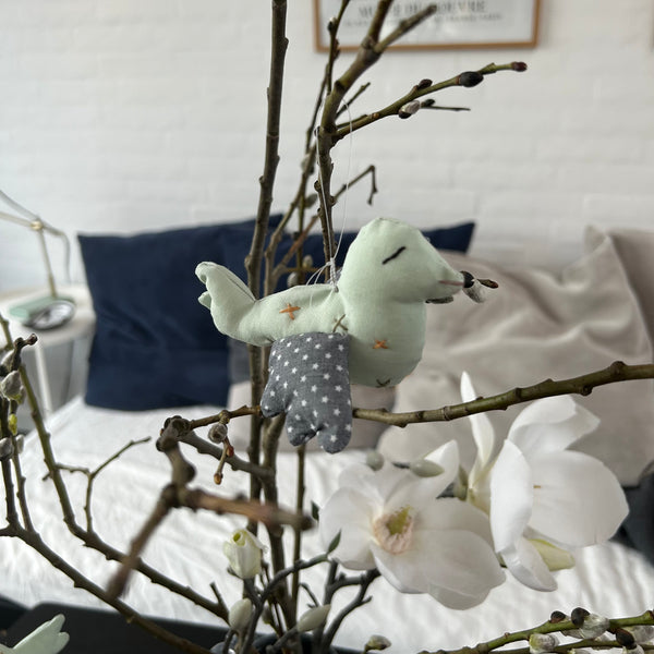 Fugleophæng med broderi.