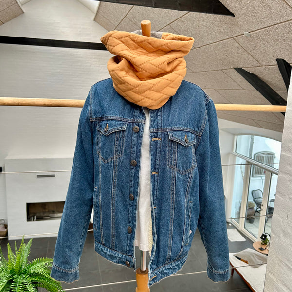 Unika halsedisse med cognac farvet stof og lammeskind.