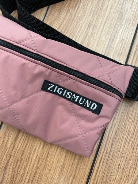 Crossbody/bæltetaske i rosa quilt.