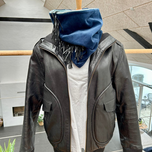 Unika halsedisse med velour og kalveskindsfrynser.