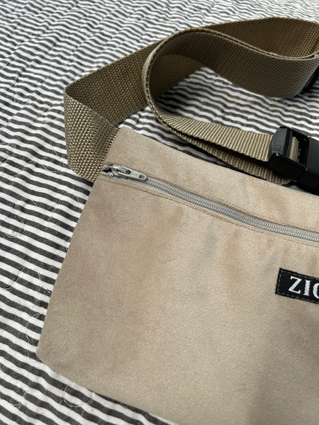 Bæltetaske/crossbody taske i fake velour.