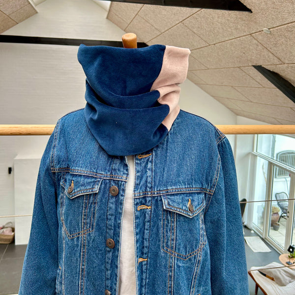 Halsedisse i rød jersey og blå/nude velour.