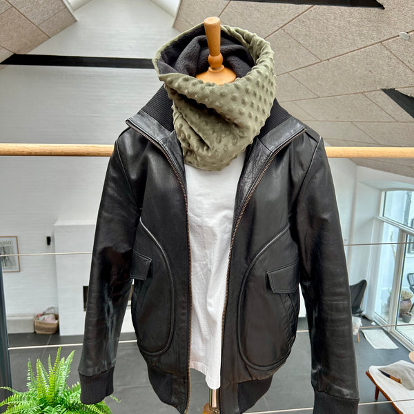 Halsedisse i minky army fleece og mørk army isoli