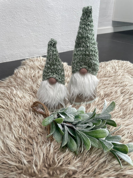 Håndlavede “Gnomer” i beige velour og med melerede grønne hjemmestrikkede huer (2stk).